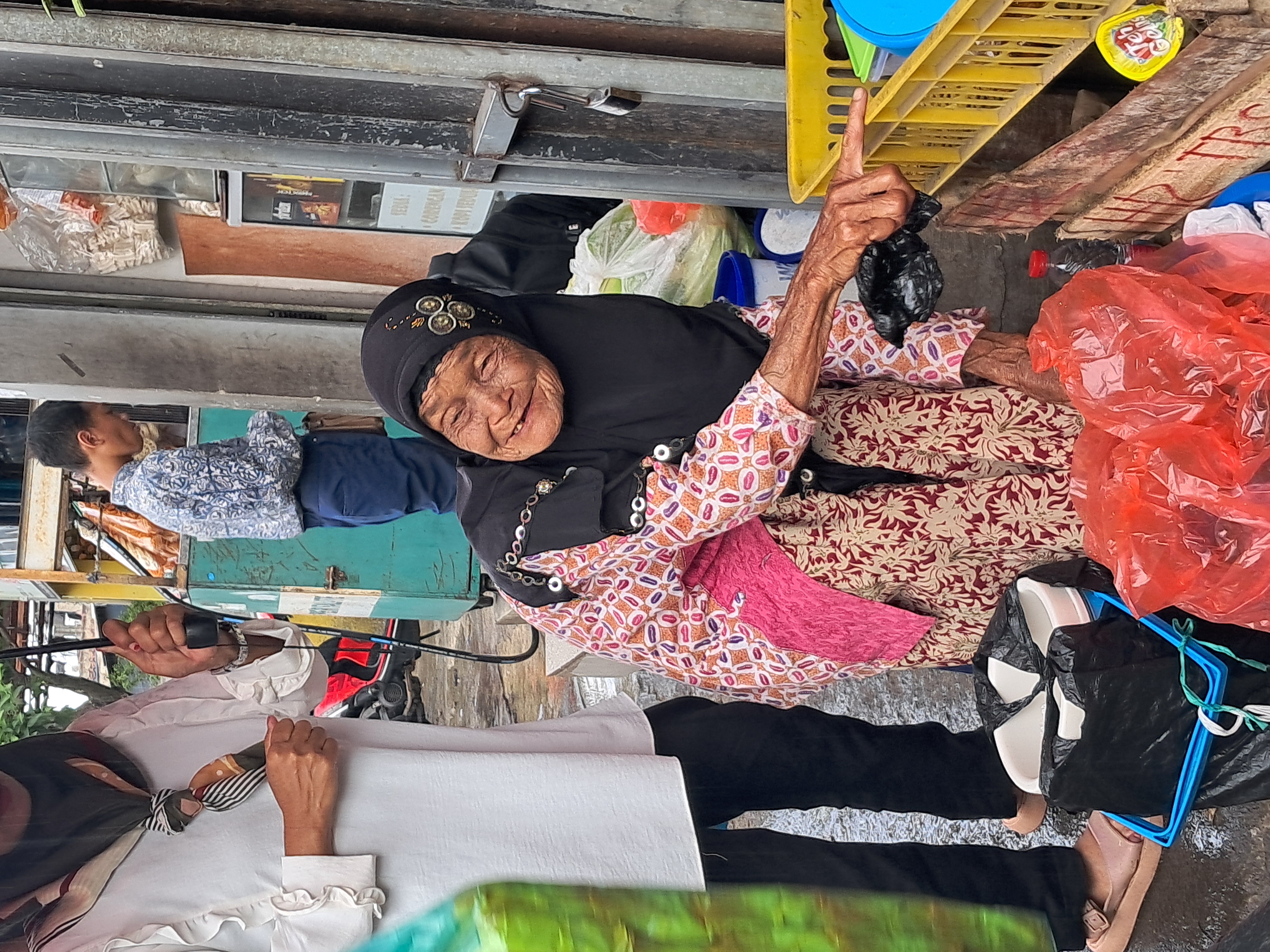 Perjuangan Mak Onah Lansia Penjual Cilok