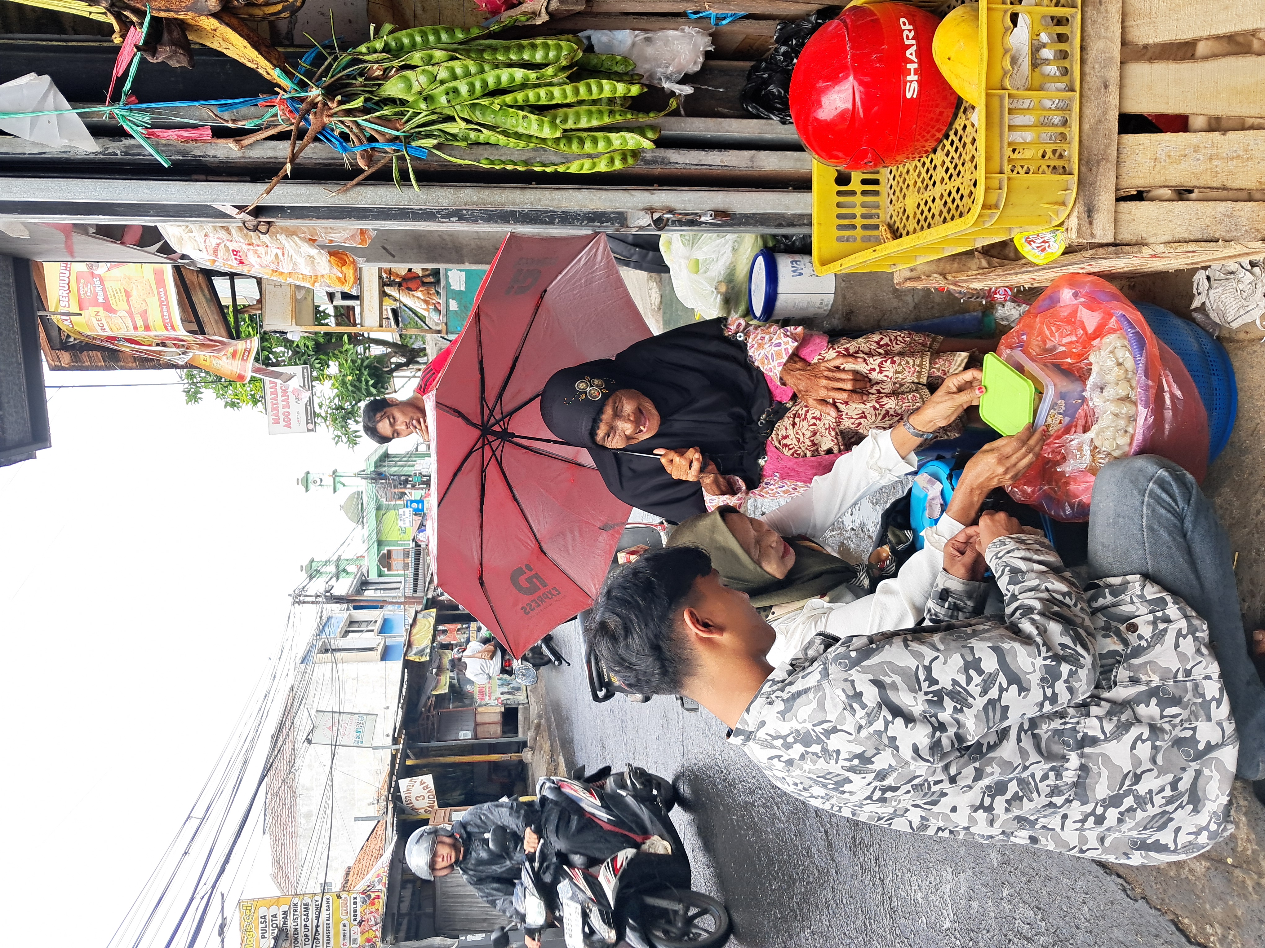 Perjuangan Mak Onah Lansia Penjual Cilok
