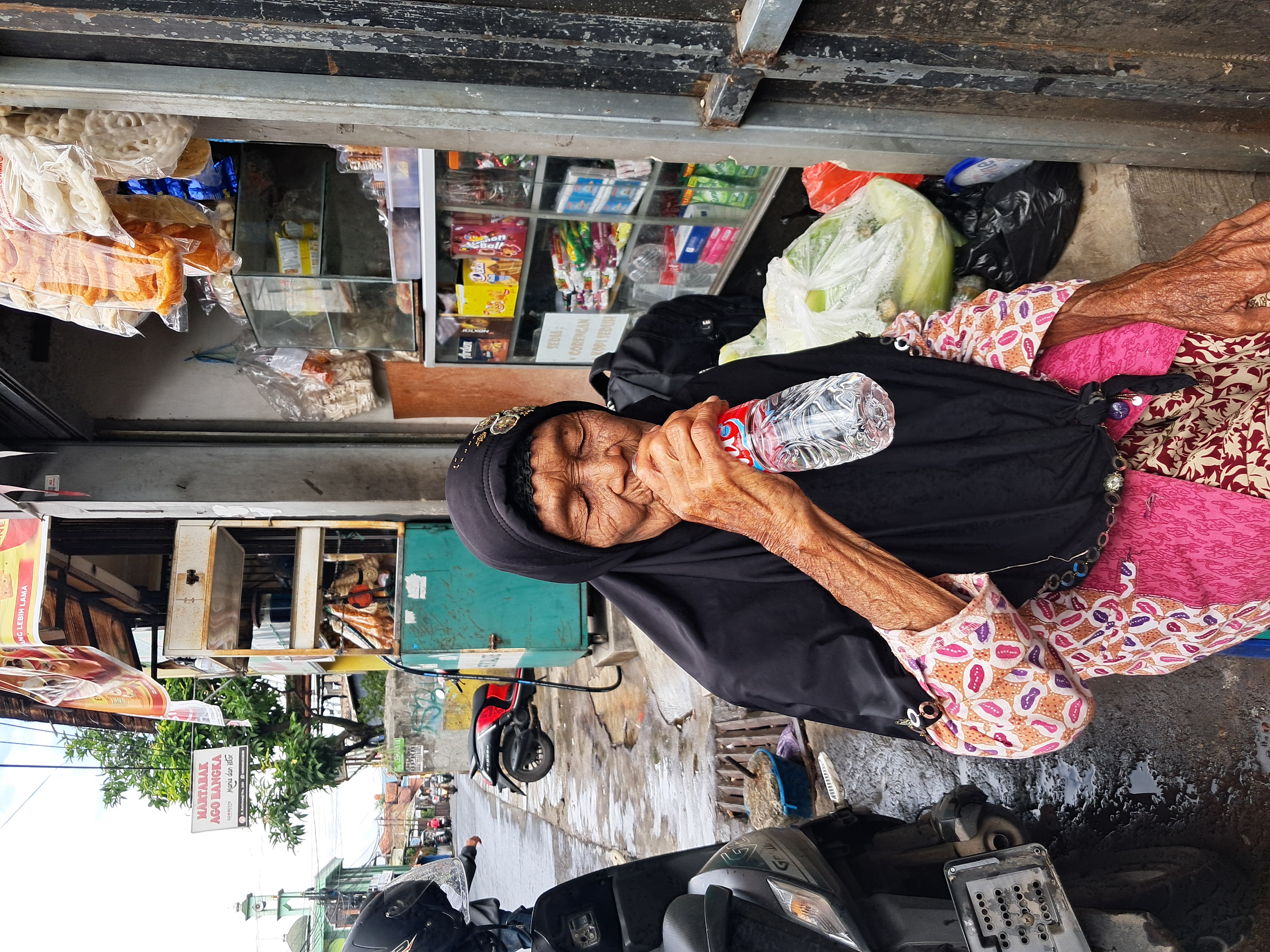 Perjuangan Mak Onah Lansia Penjual Cilok