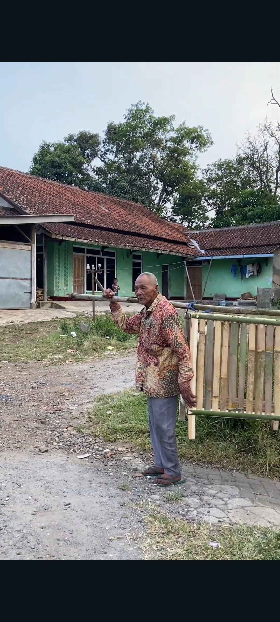 Kerap Ambruk Karena Pusing di Jalan Juang Lansia Penjual Kandang