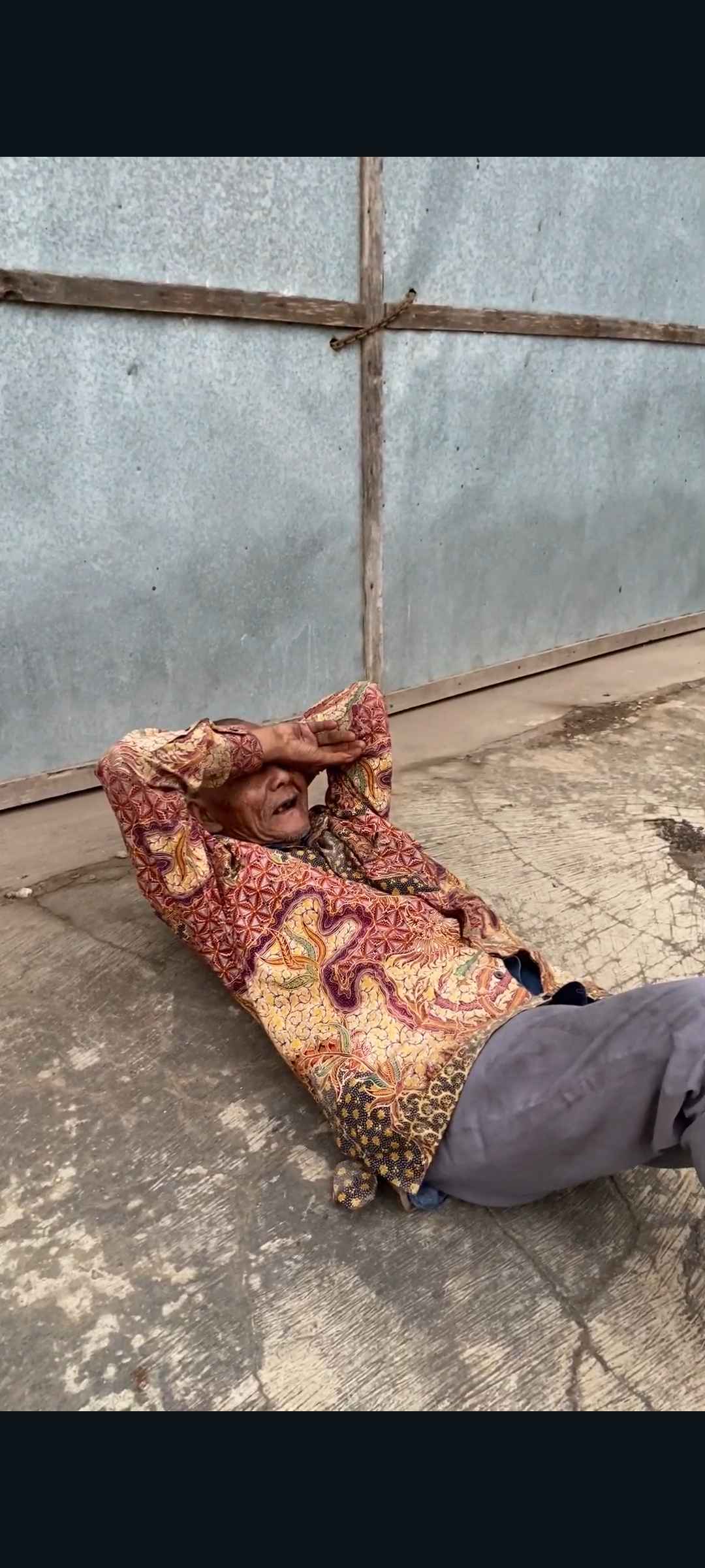 Kerap Ambruk Karena Pusing di Jalan Juang Lansia Penjual Kandang