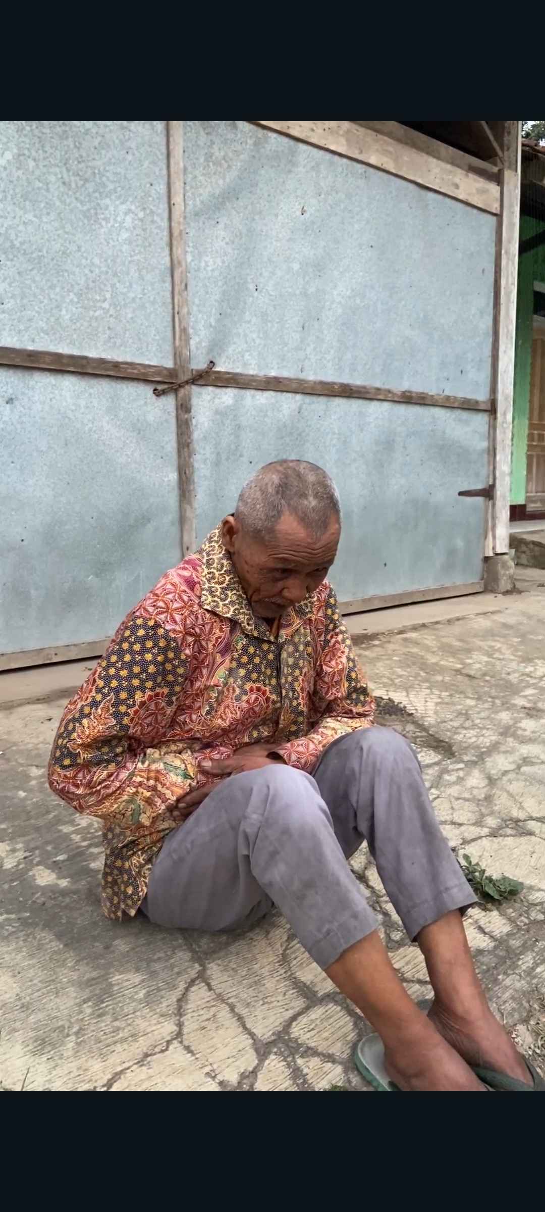 Kerap Ambruk Karena Pusing di Jalan Juang Lansia Penjual Kandang