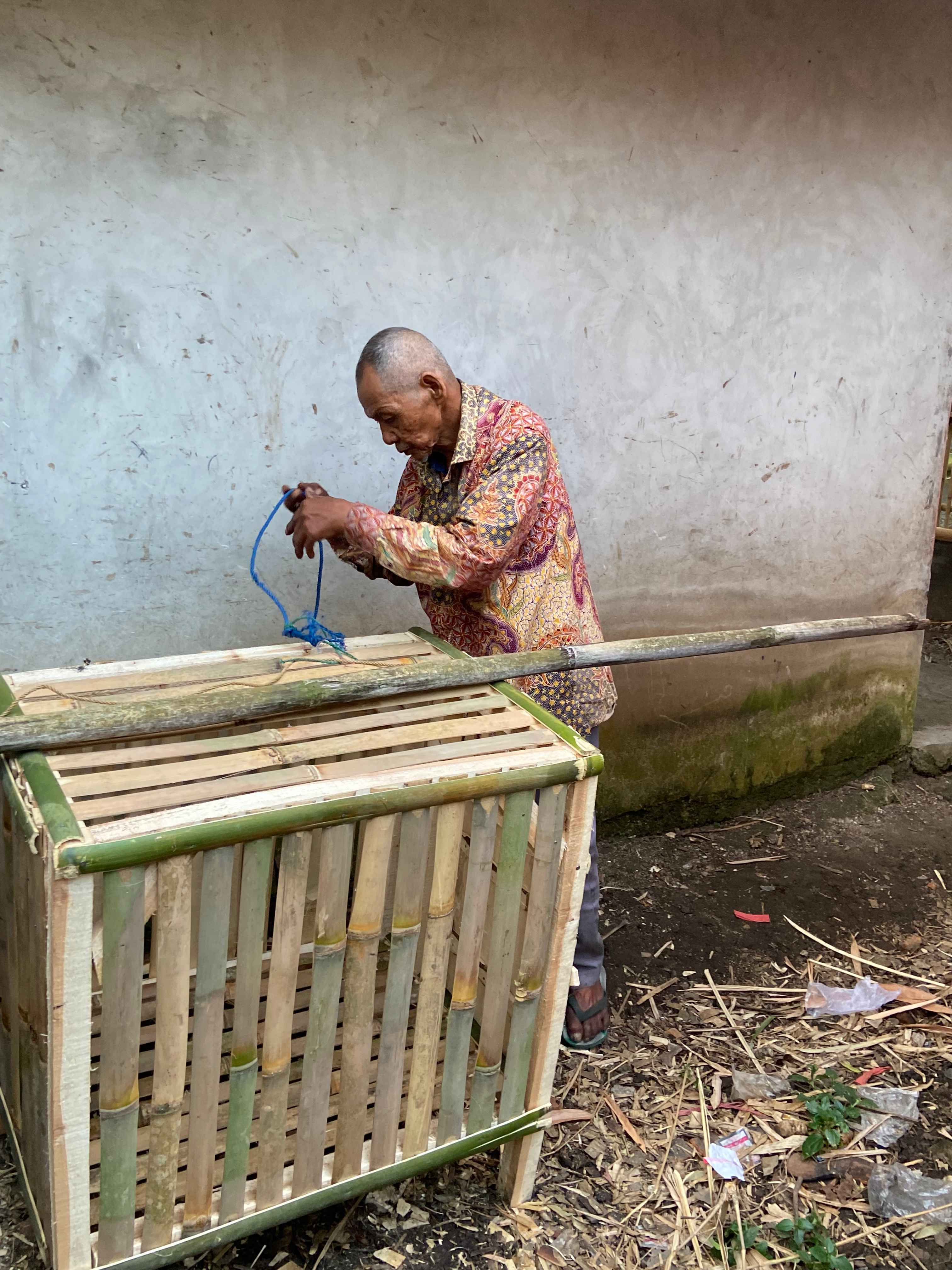 Kerap Ambruk Karena Pusing di Jalan Juang Lansia Penjual Kandang